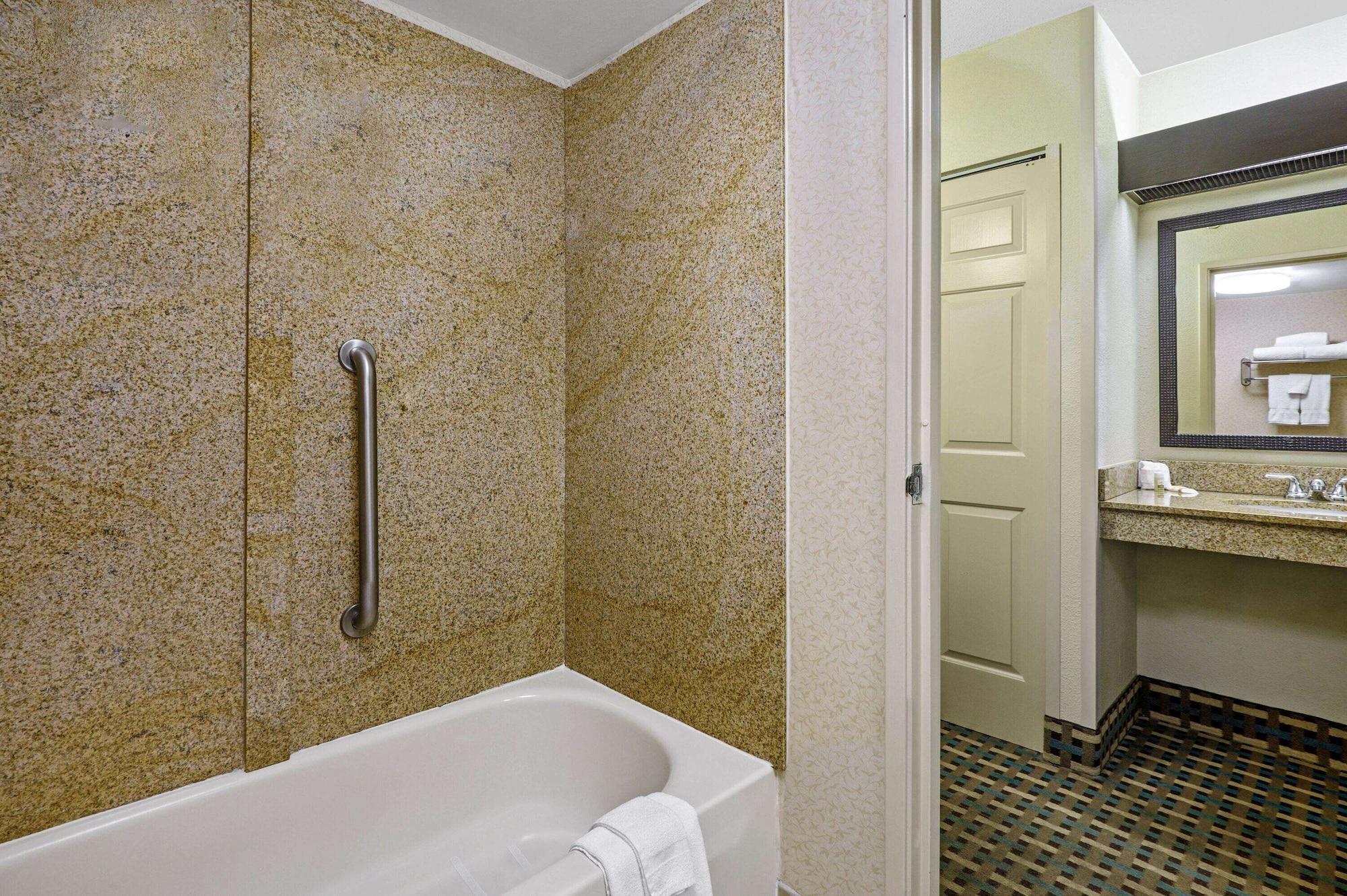 La Quinta Inn By Wyndham Columbia Se Fort Jackson Esterno foto