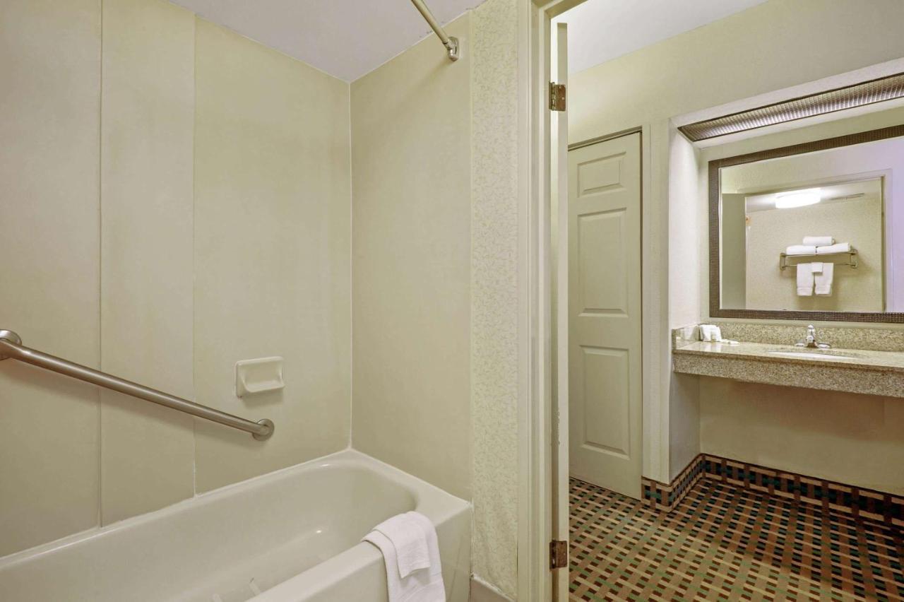 La Quinta Inn By Wyndham Columbia Se Fort Jackson Esterno foto