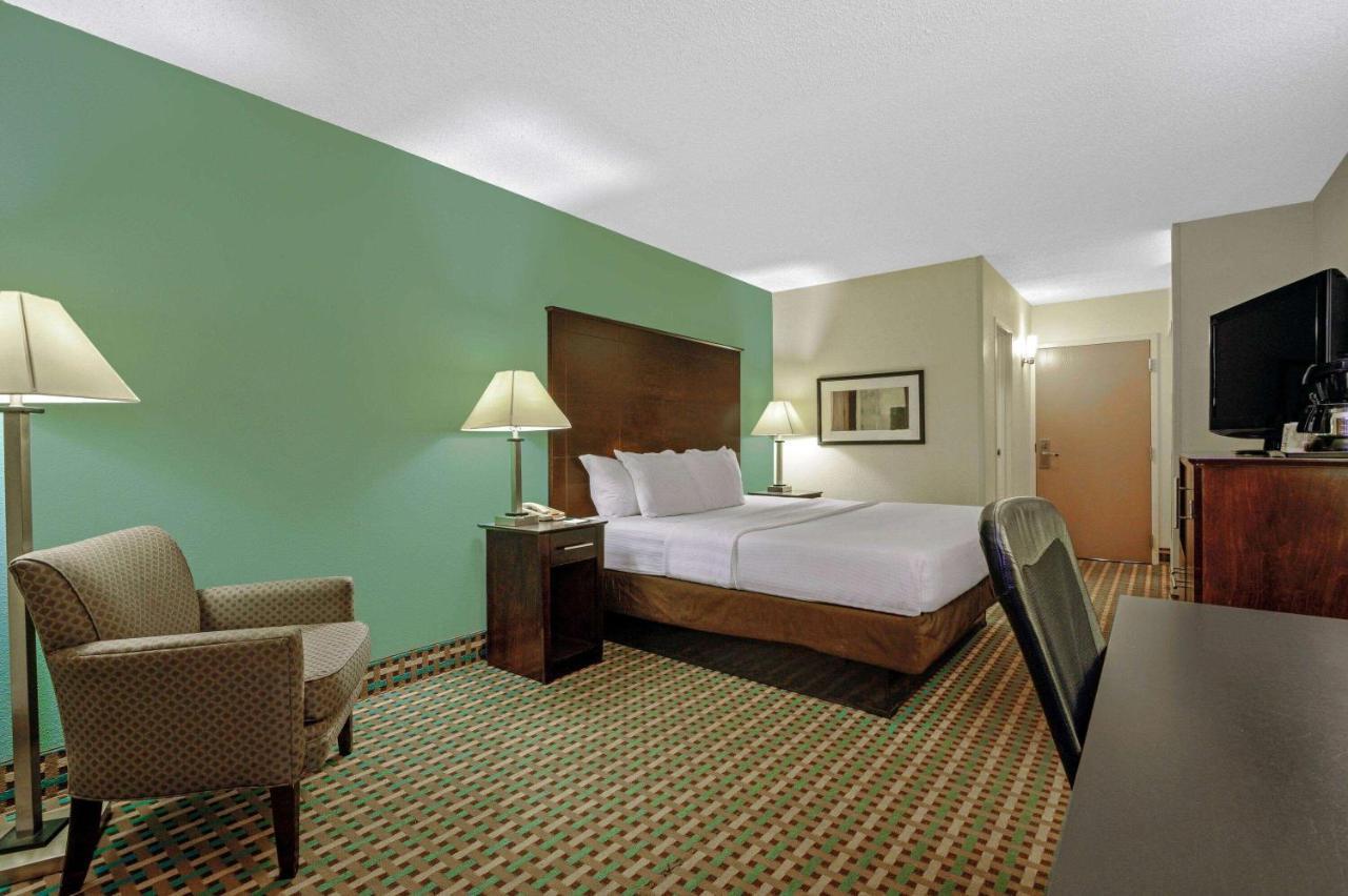 La Quinta Inn By Wyndham Columbia Se Fort Jackson Esterno foto